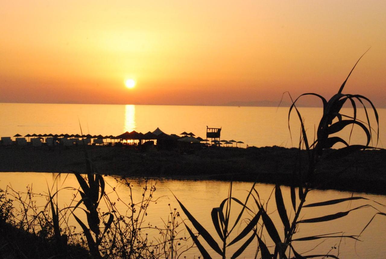 Apartment Tramonto sea-front Valledoria  Esterno foto